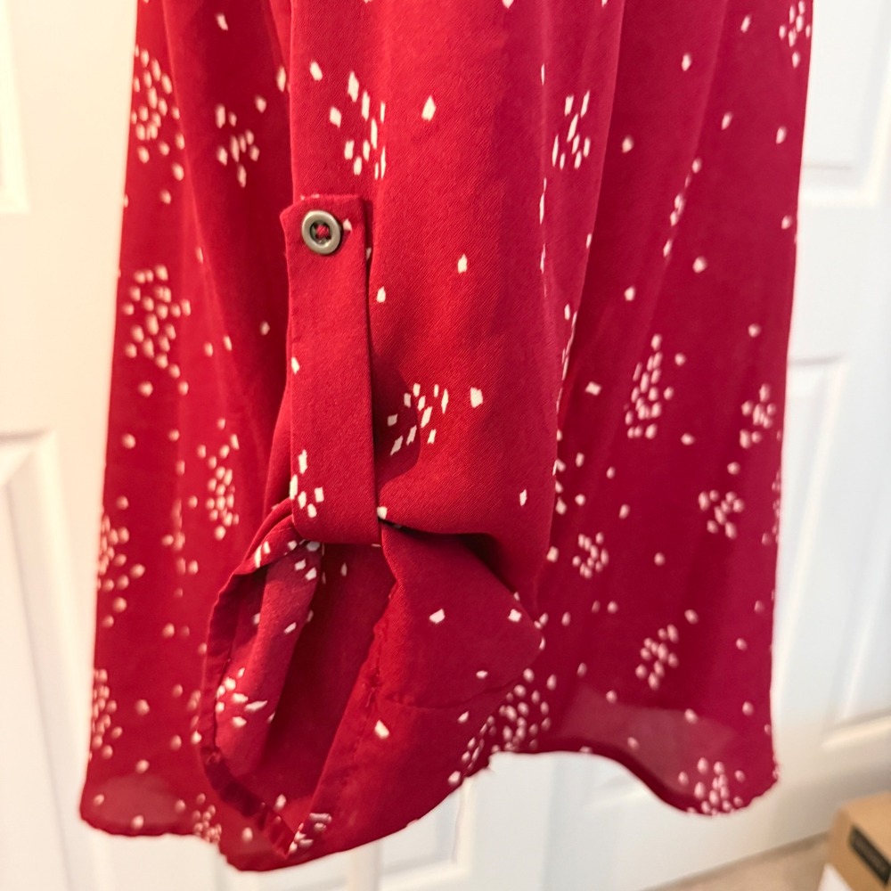 Lush Roll Tab Sleeve Blouse Women Size M Berry Red Cream Abstract Dash - Picture 5 of 8